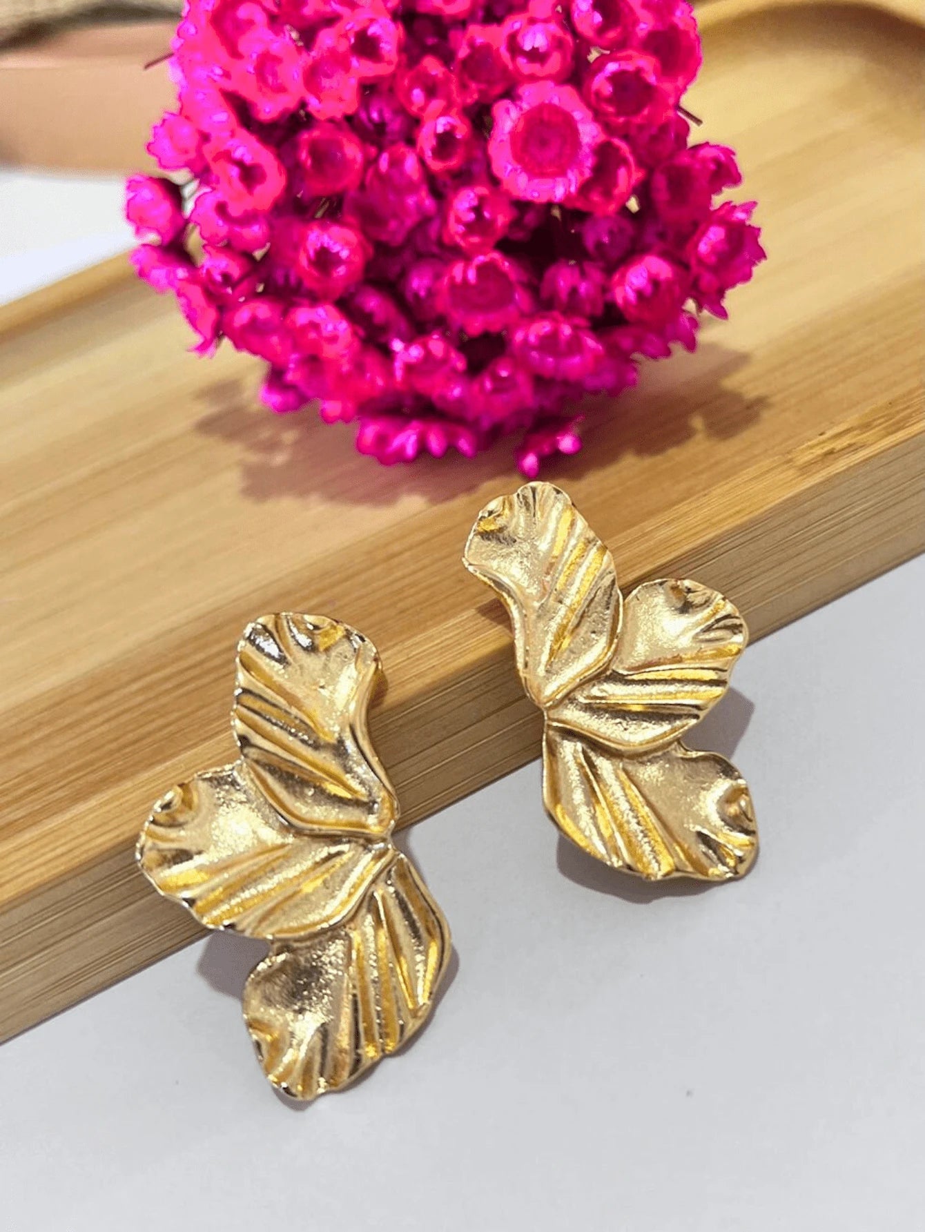 Brincos Pétala Martelada Luxo Contemporâneo
