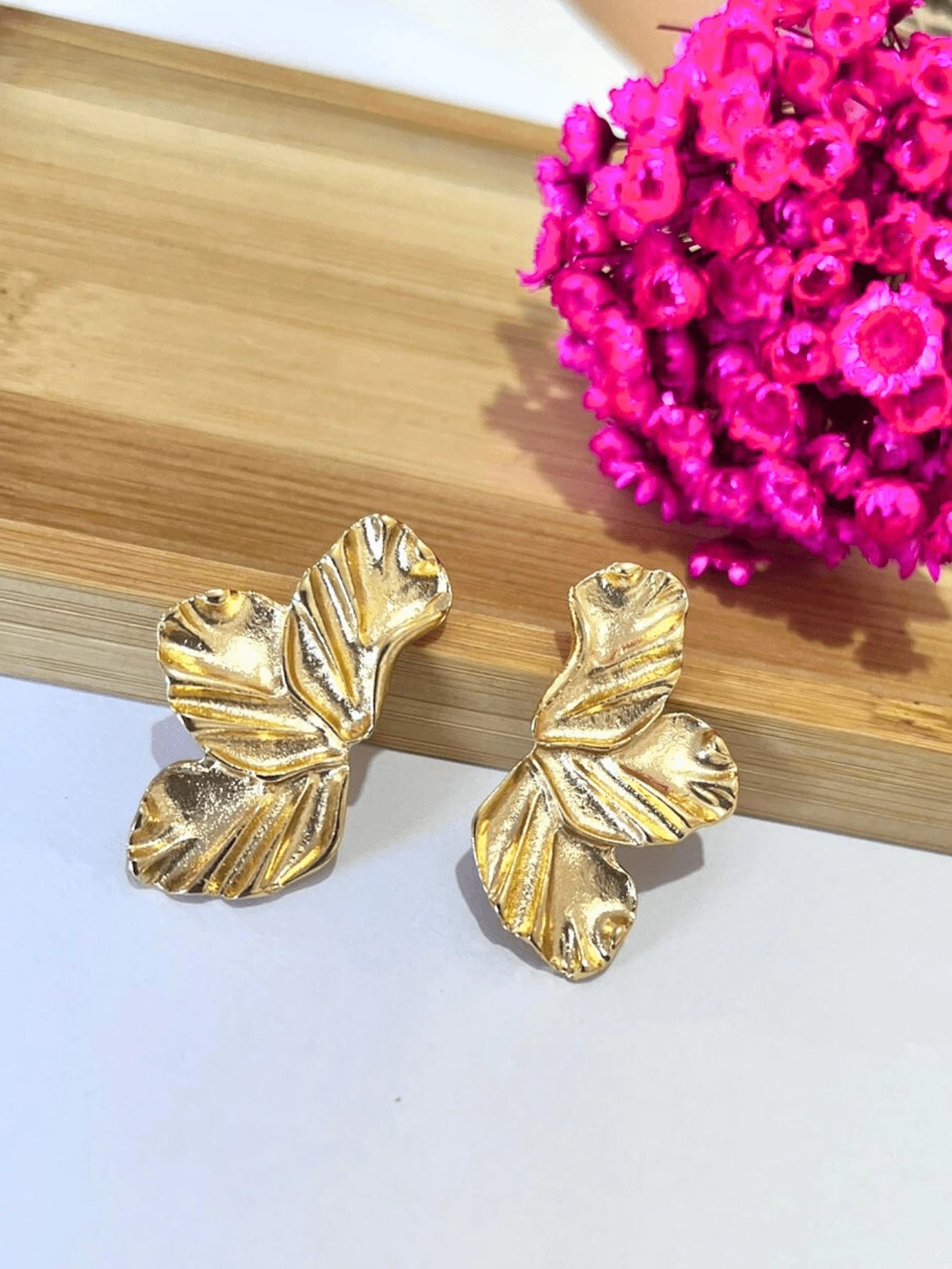 Brincos Pétala Martelada Luxo Contemporâneo