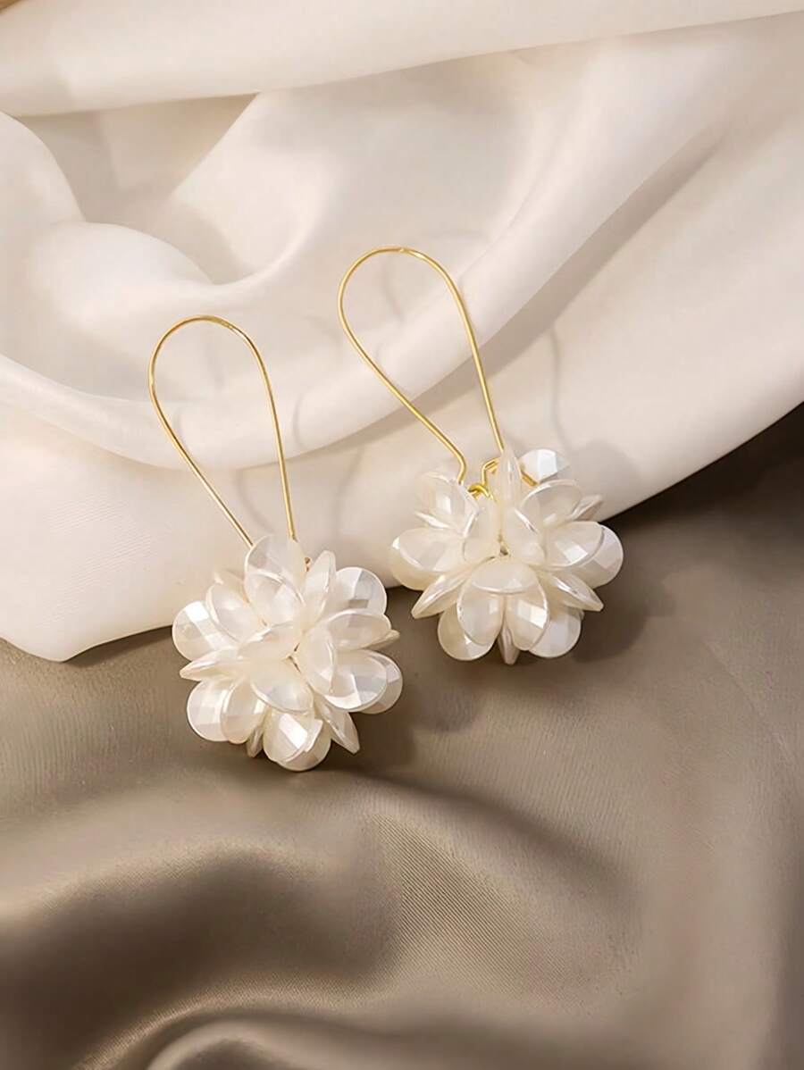 Brincos Pétalas Brancas Glamour Escultural